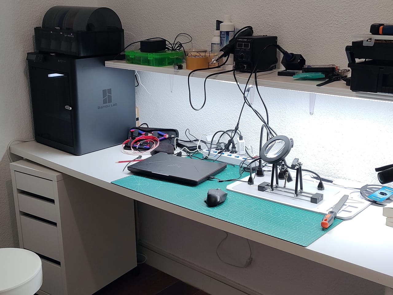 Prototyping workshop with a 3D printer and electronics.